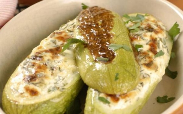 Фаршировані сиром кабачки в духовці