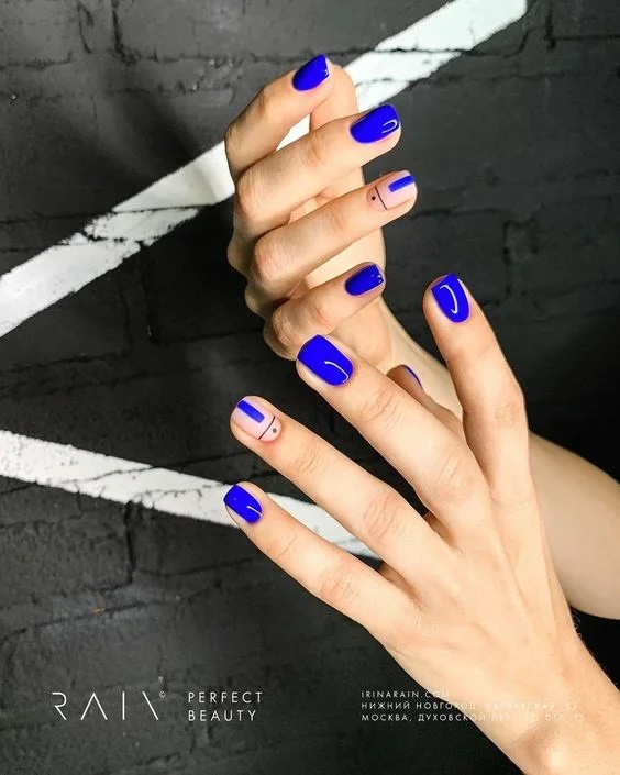 геометричний дизайн на нігтях