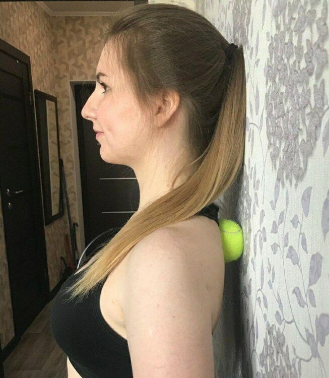 Глибокий масаж верхньої частини спини за допомогою звичайних тенісних м'ячів