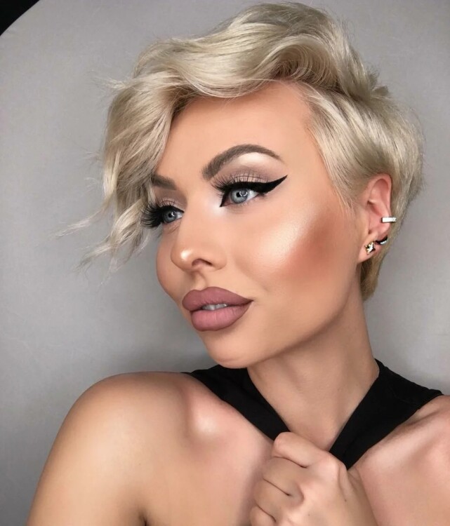 Хвиляста асиметрична стрижка Піксі