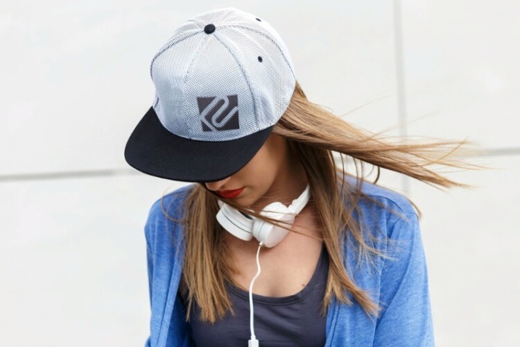 Кепка з широким козирком