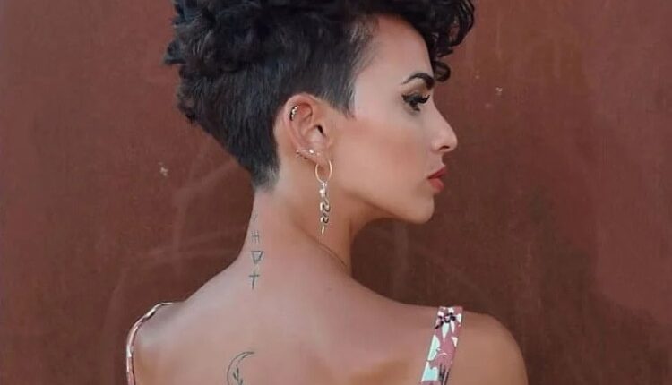 коротка стрижка на хвилясте волосся