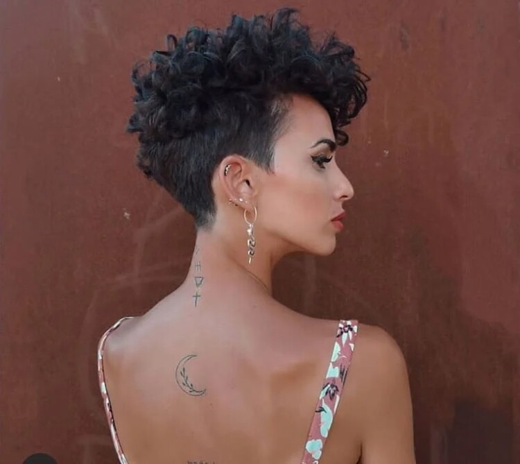 коротка стрижка на хвилясте волосся