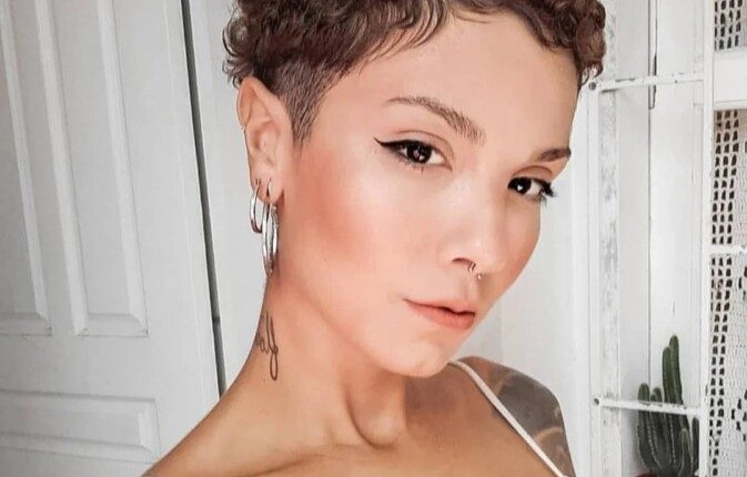 коротка стрижка на кучеряве волосся