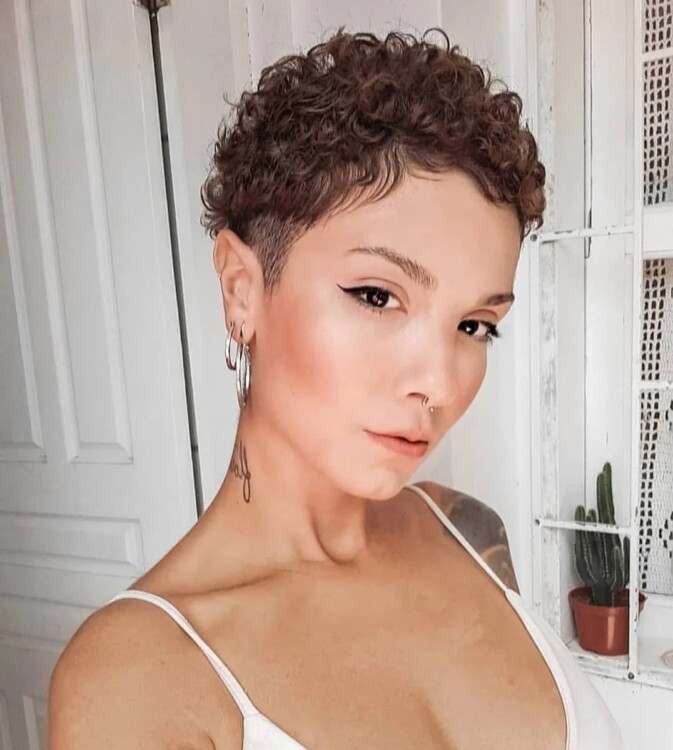 коротка стрижка на кучеряве волосся