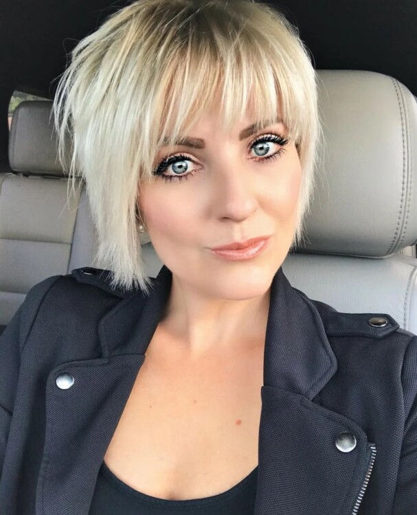 коротка стрижка з чубком