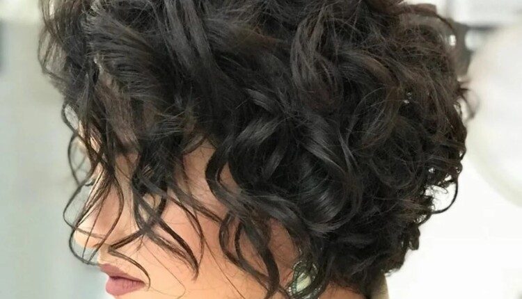 короткі стрижки на кучеряве волосся