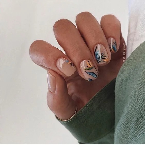 квіткові мотиви в манікюрі