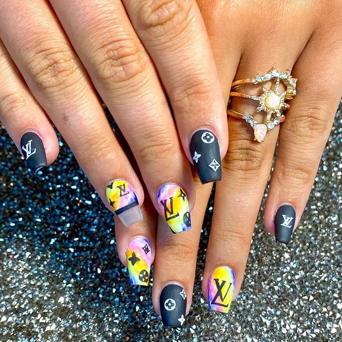 логотипи на нігтях