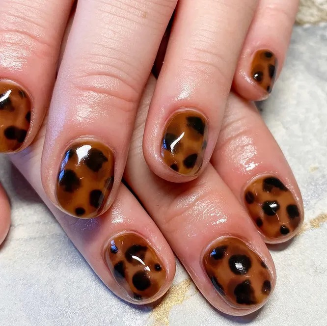 манікюр з анімалістичним принтом