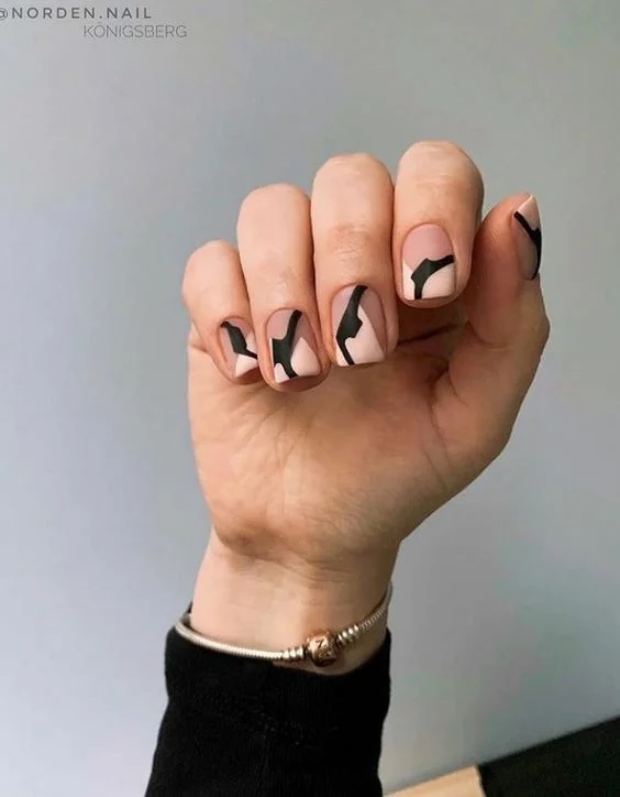 манікюр з геометричним дизайном