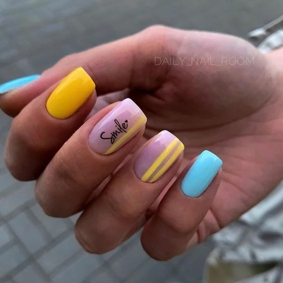 манікюр з написами