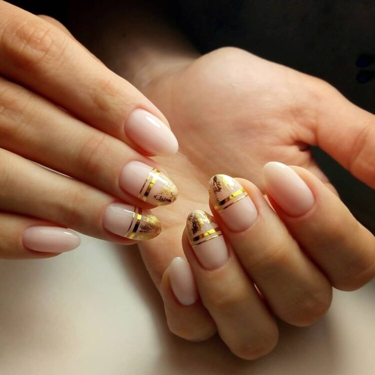 манікюр з золотими смужками