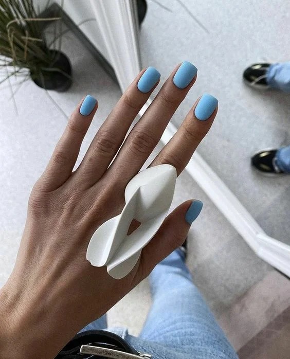 матовий однотонний манікюр