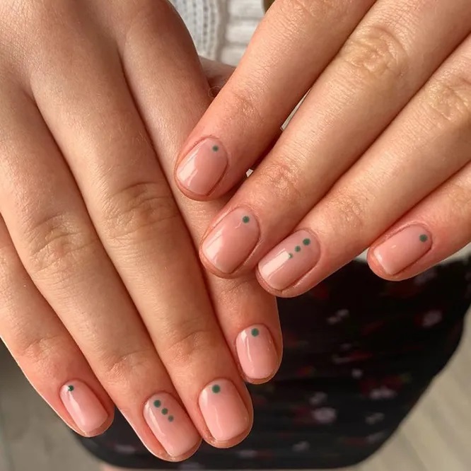 мінімалістичний дизайн в манікюрі