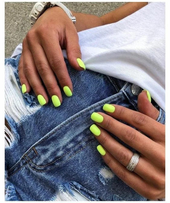 неоновий однотонний манікюр