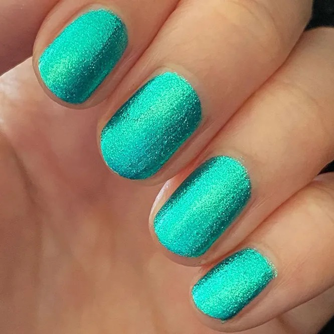 нігті кольору металік