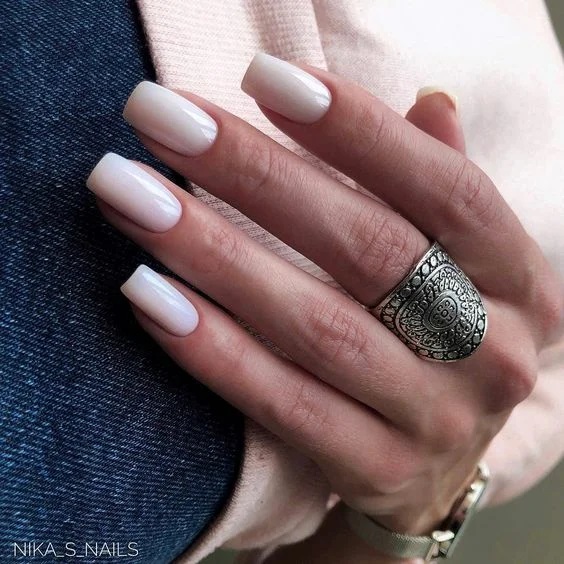 однотонний нюдовий манікюр