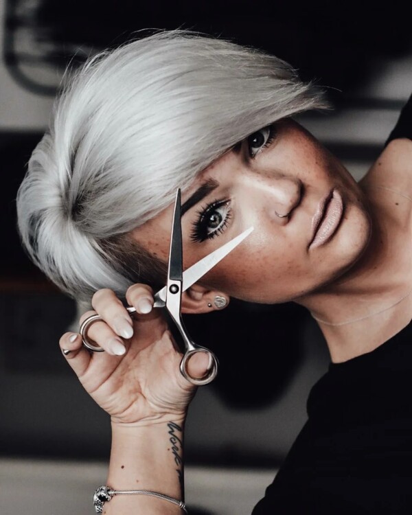 Подовжена асиметрична стрижка Піксі з чубчиком