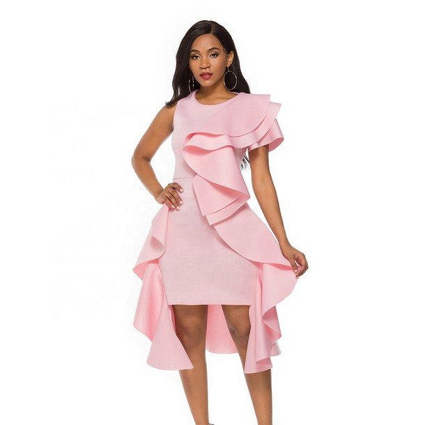 сукні з воланами та рюшами