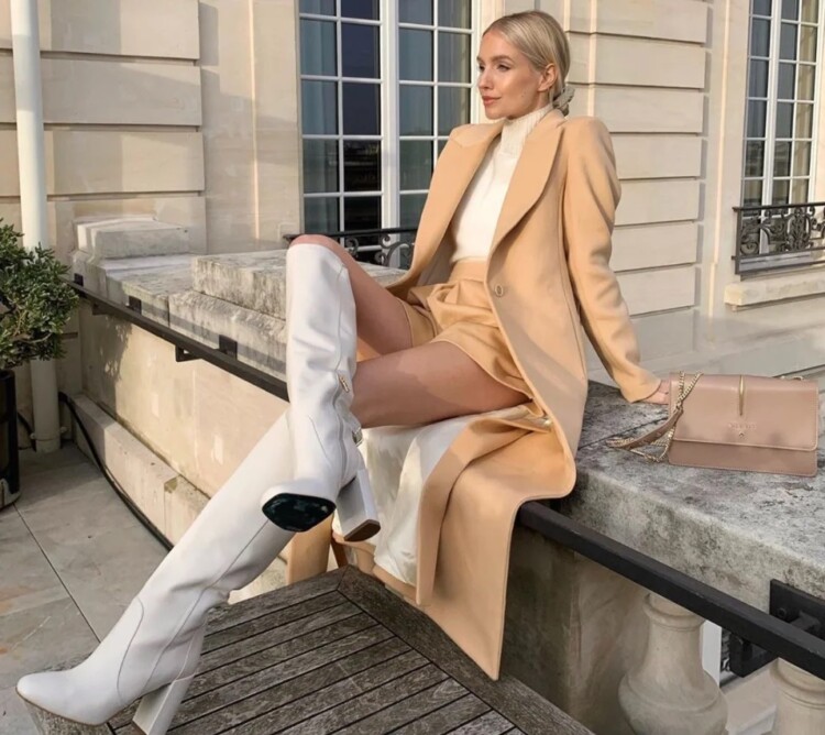 високі білі чоботи