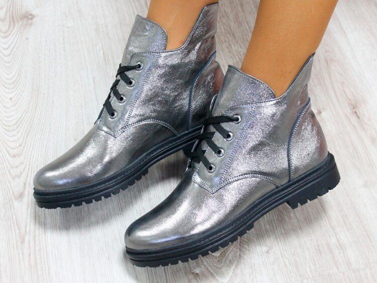взуття кольору металік
