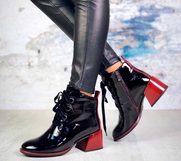 взуття з лакованої шкіри