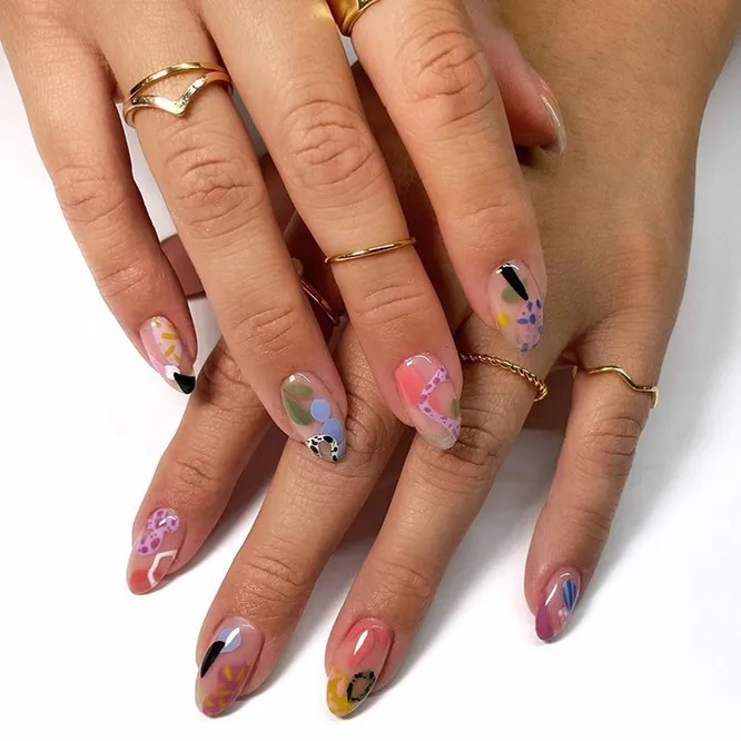 яскраві спалахи на нігтях