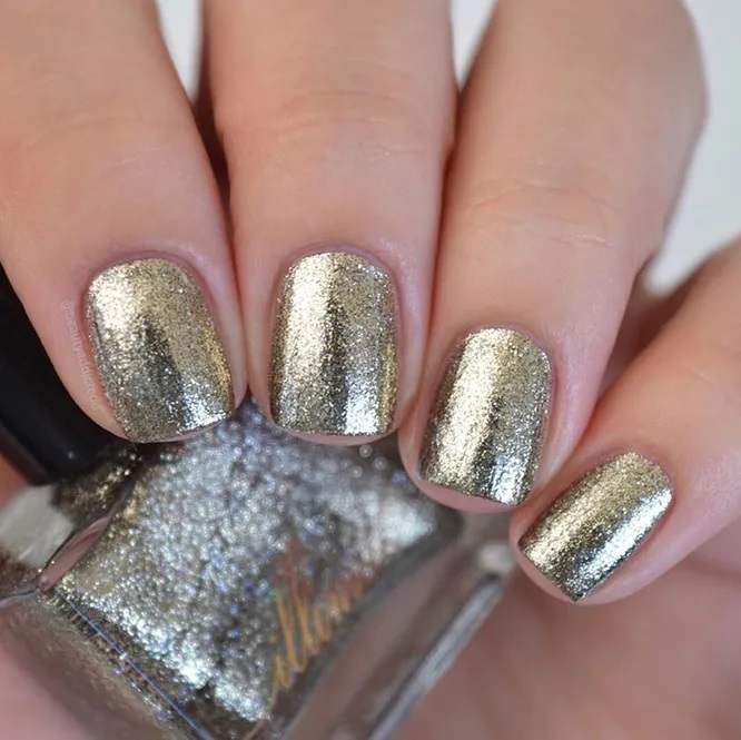 золото на нігтях