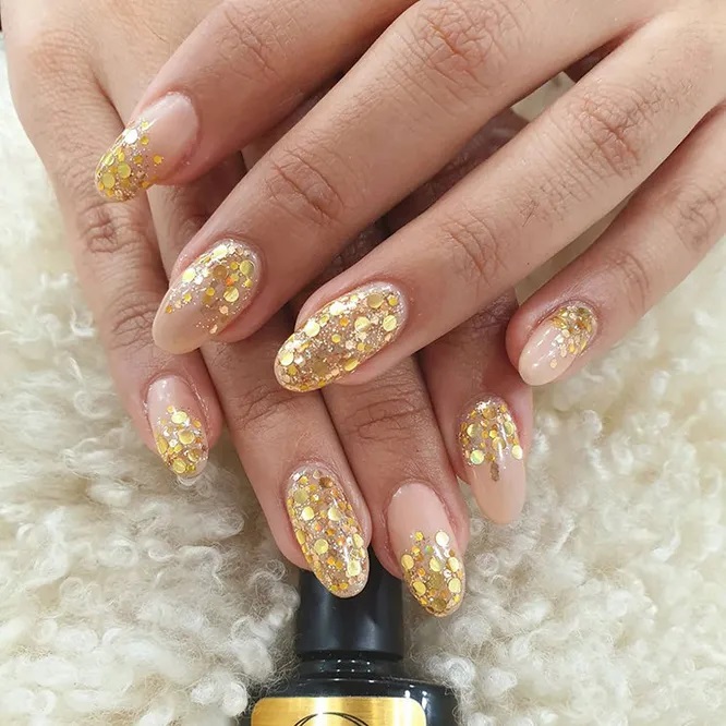 Золотий декор на нігтях