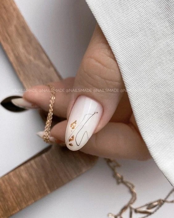 бежевий манікюр з дизайном