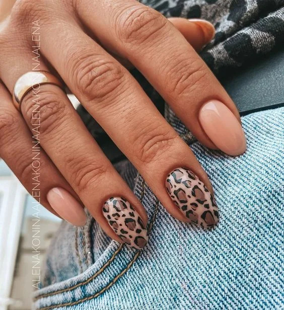 бежевий манікюр з тваринним принтом
