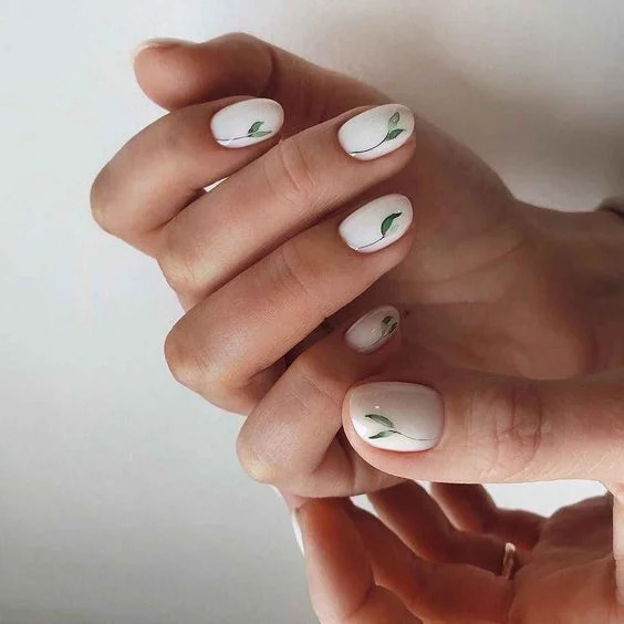 білий манікюр з рослинним принтом