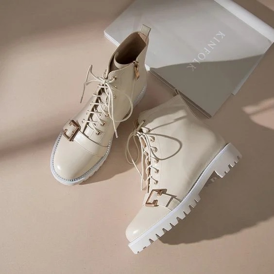 черевики зі шнурівкою