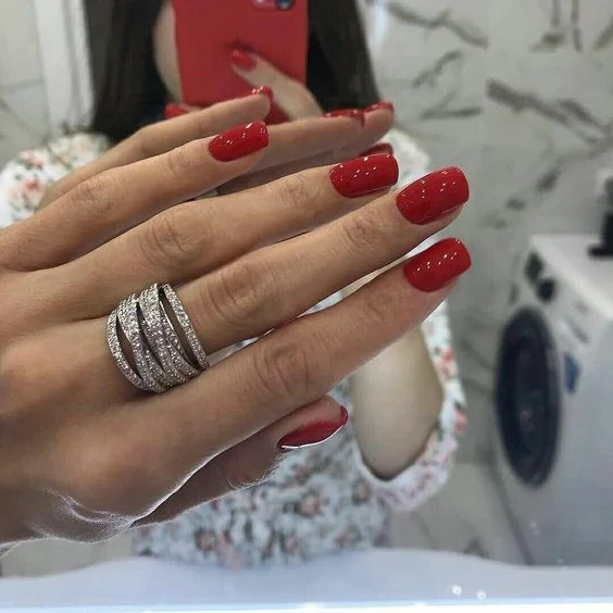червоний глянцевий манікюр
