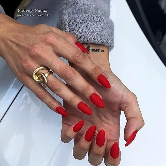 червоний матовий манікюр