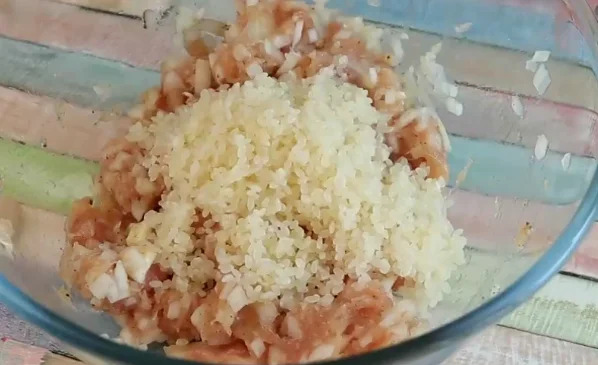 цибуля з фаршом і рисом