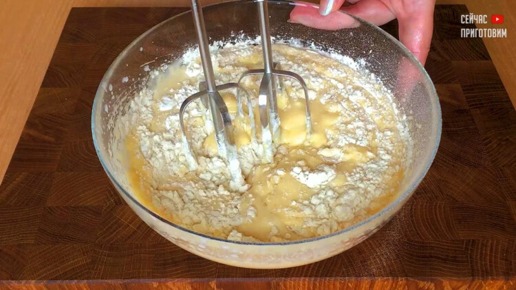 додаємо в тісто борошно