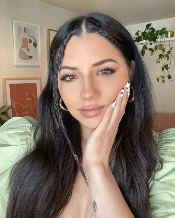 дві косички біля обличчя