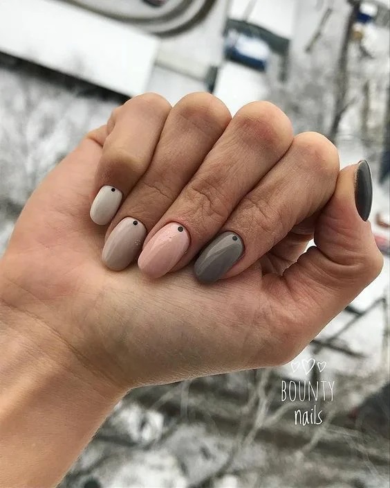 комбінований манікюр з цятками