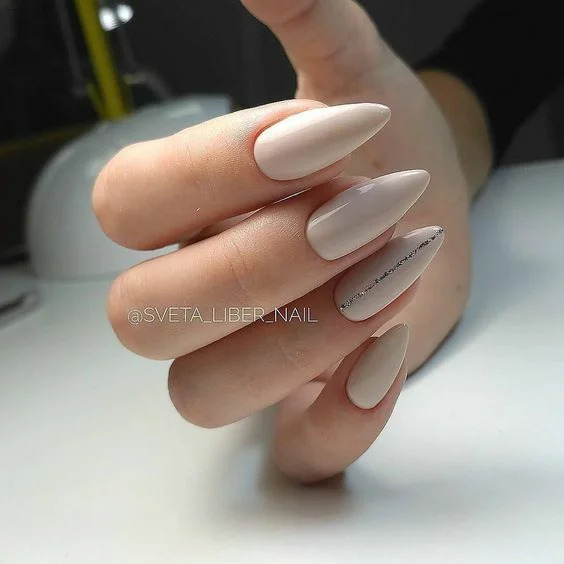 манікюр в бежевих тонах