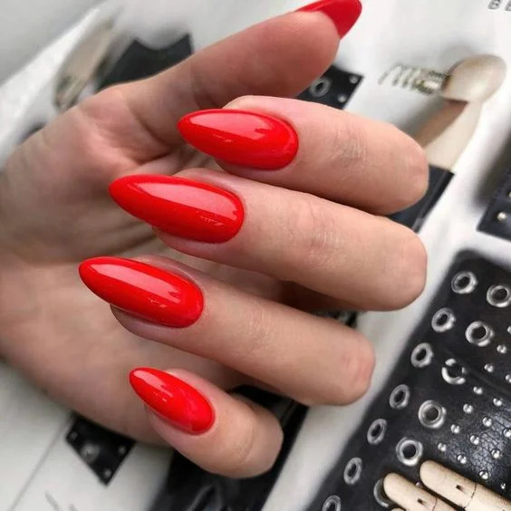манікюр в червоному кольорі