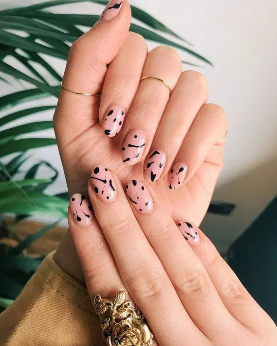 манікюр з чорними цятками