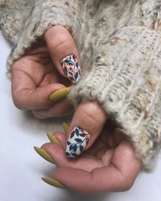 манікюр з рослинним принтом