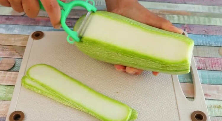 нарізаємо кабачки полосками