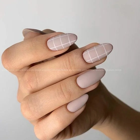 нюдовий манікюр з лініями