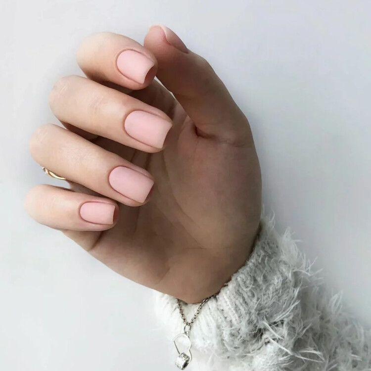 однотонний нюдовий манікюр