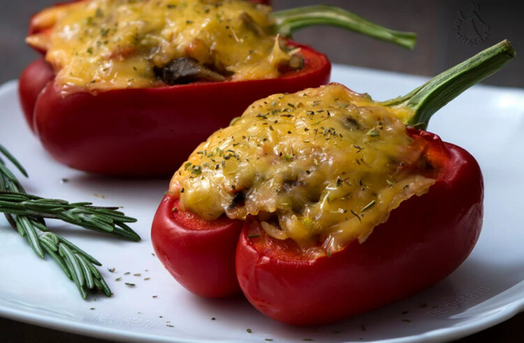 Перець, фарширований сиром і горіхами