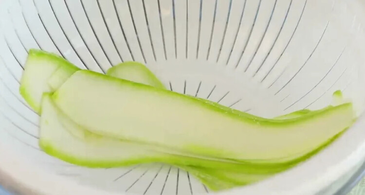 посипаємо кабачки сіллю