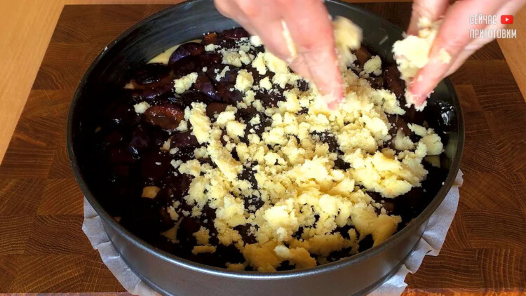 посипаємо пиріг крихтою